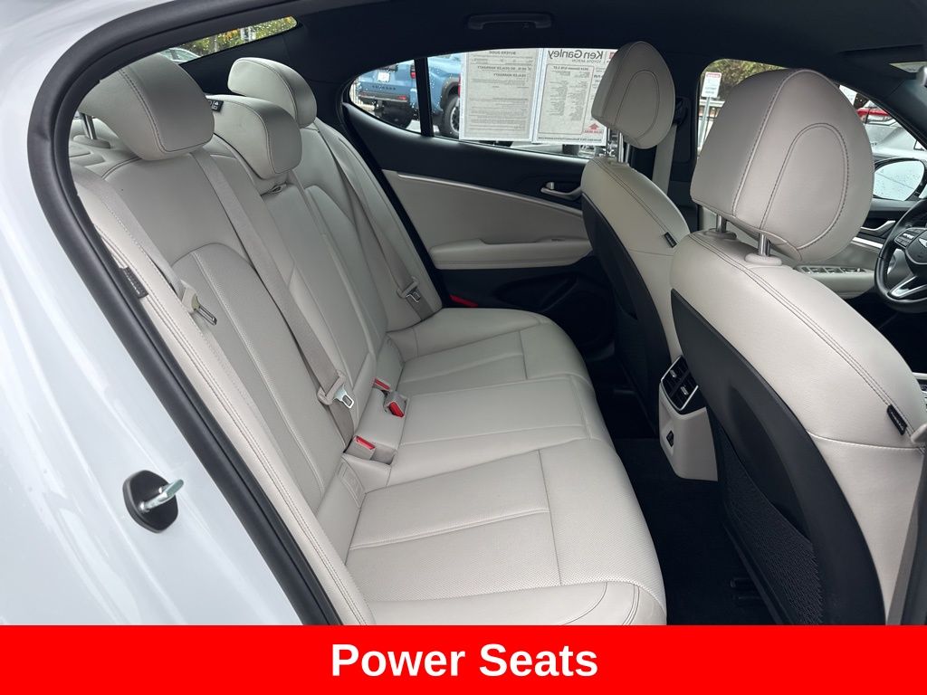 2024 Genesis G70 2.5T Image 14 of 40