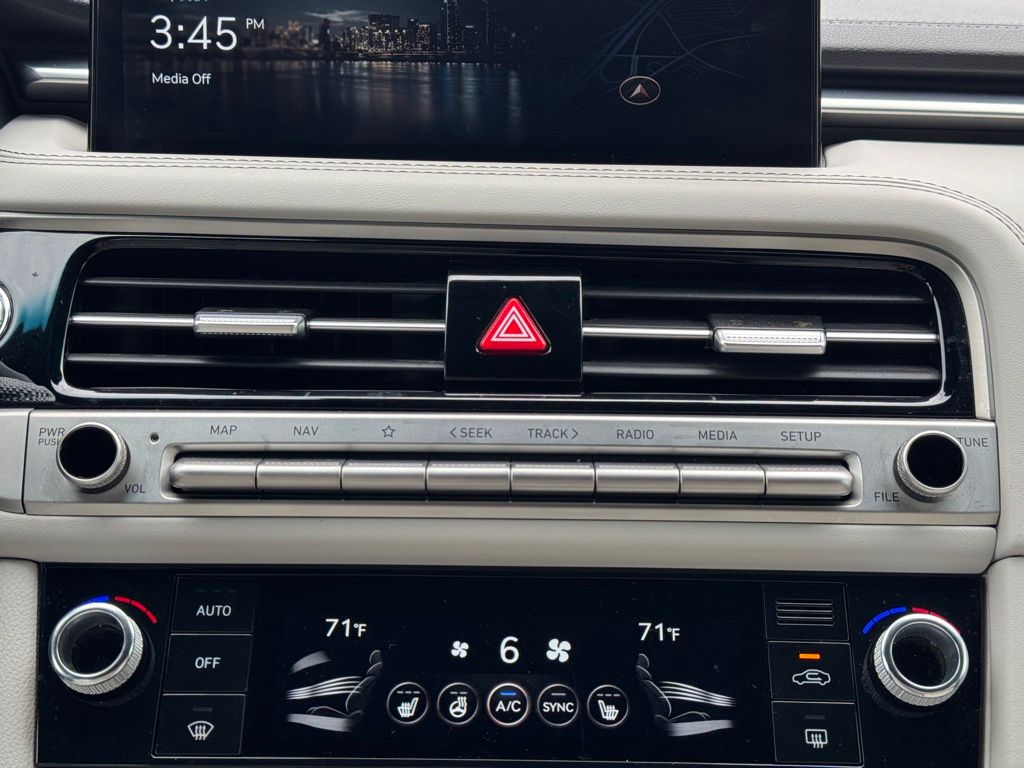 2024 Genesis G70 2.5T Image 24 of 40