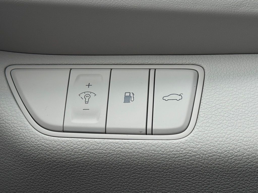 2024 Genesis G70 2.5T Image 30 of 40