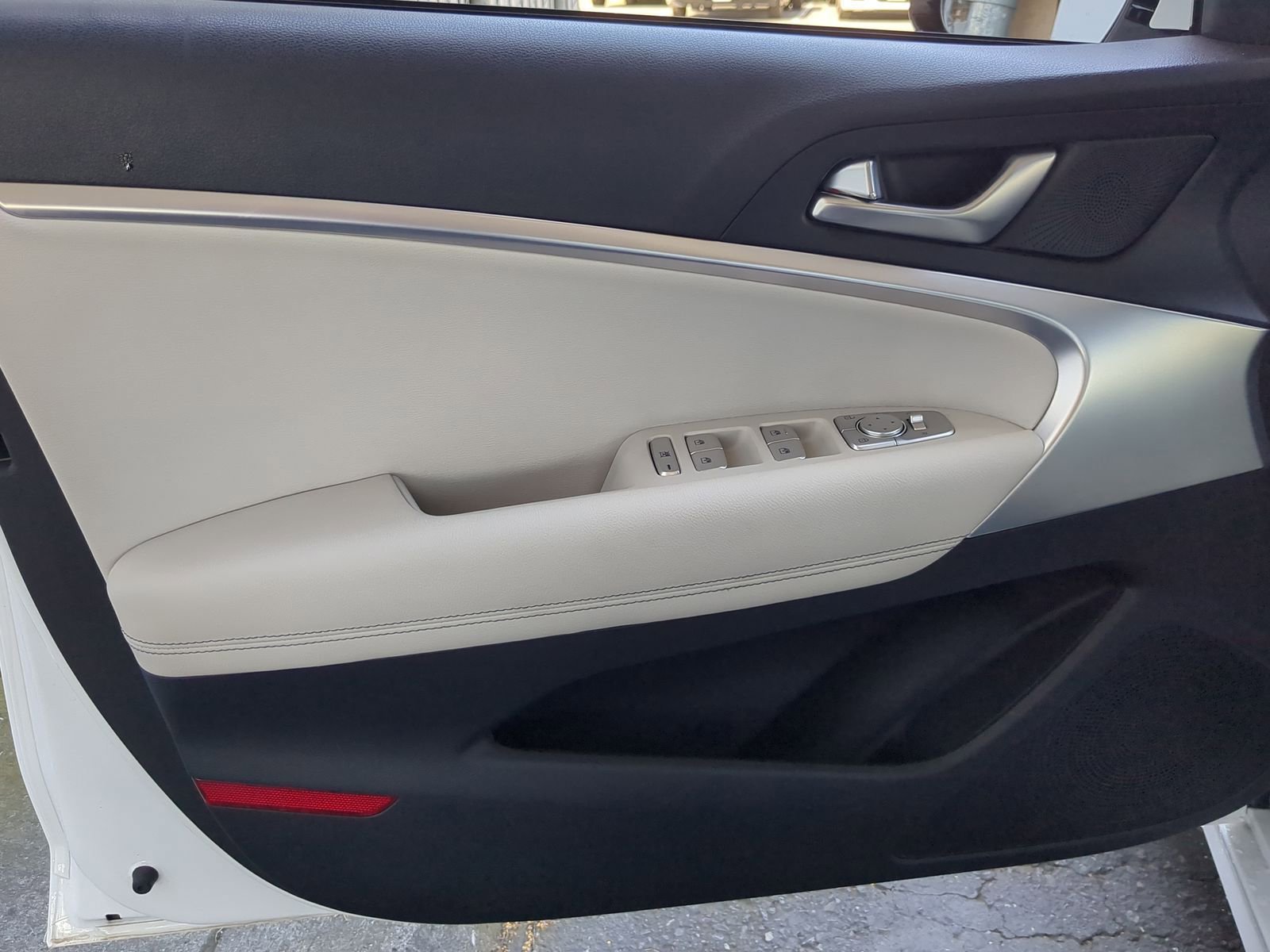 Vehicle image 19 of 23