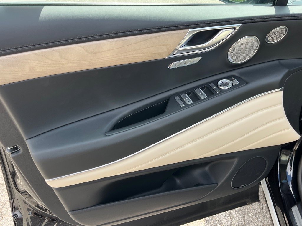 Vehicle image 10 of 23