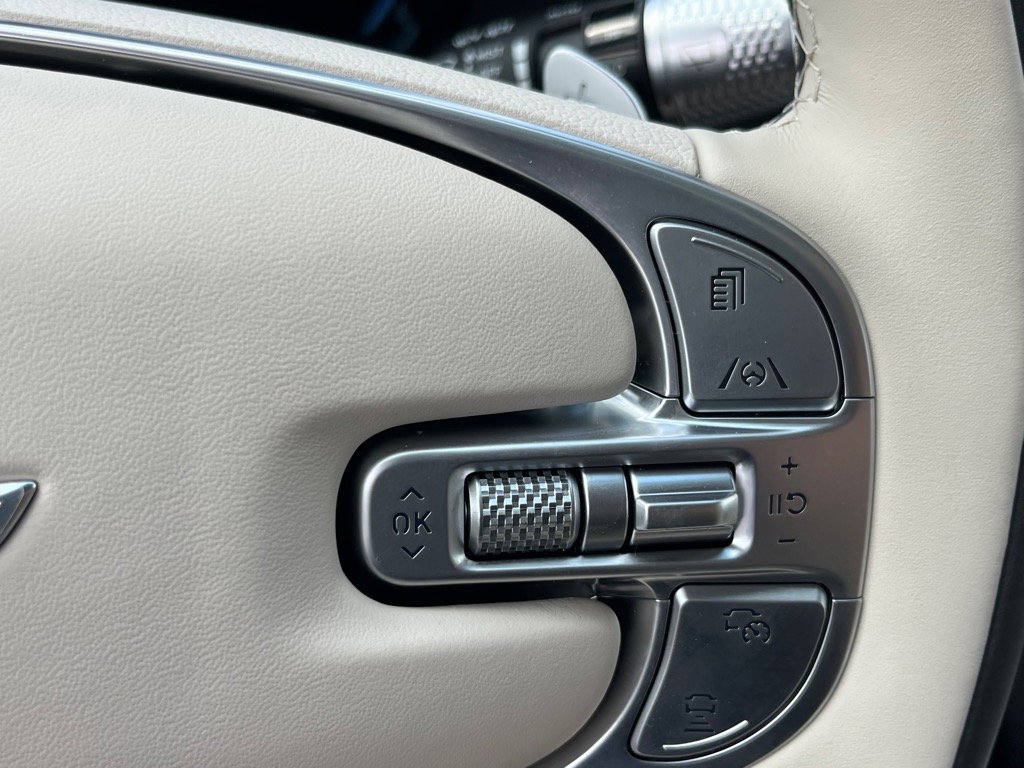 Vehicle image 21 of 23