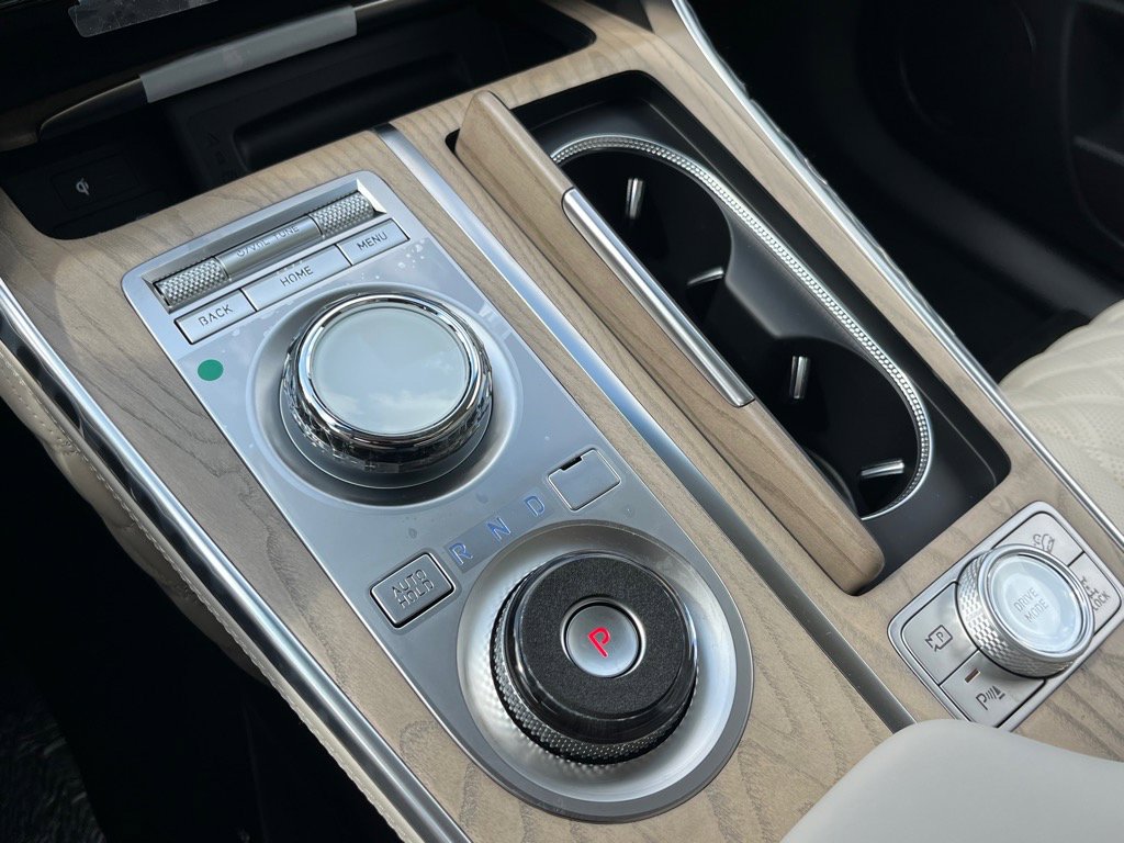 Vehicle image 18 of 23