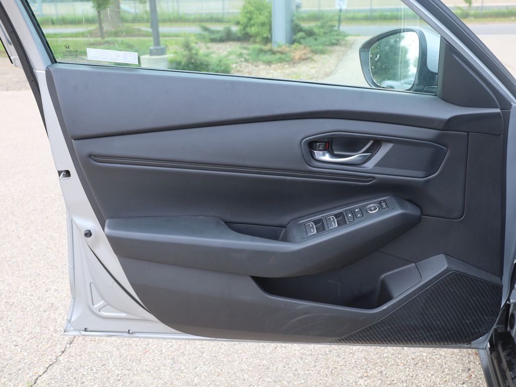 Vehicle image 27 of 49