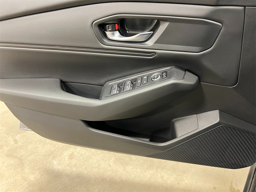 Vehicle image 14 of 31