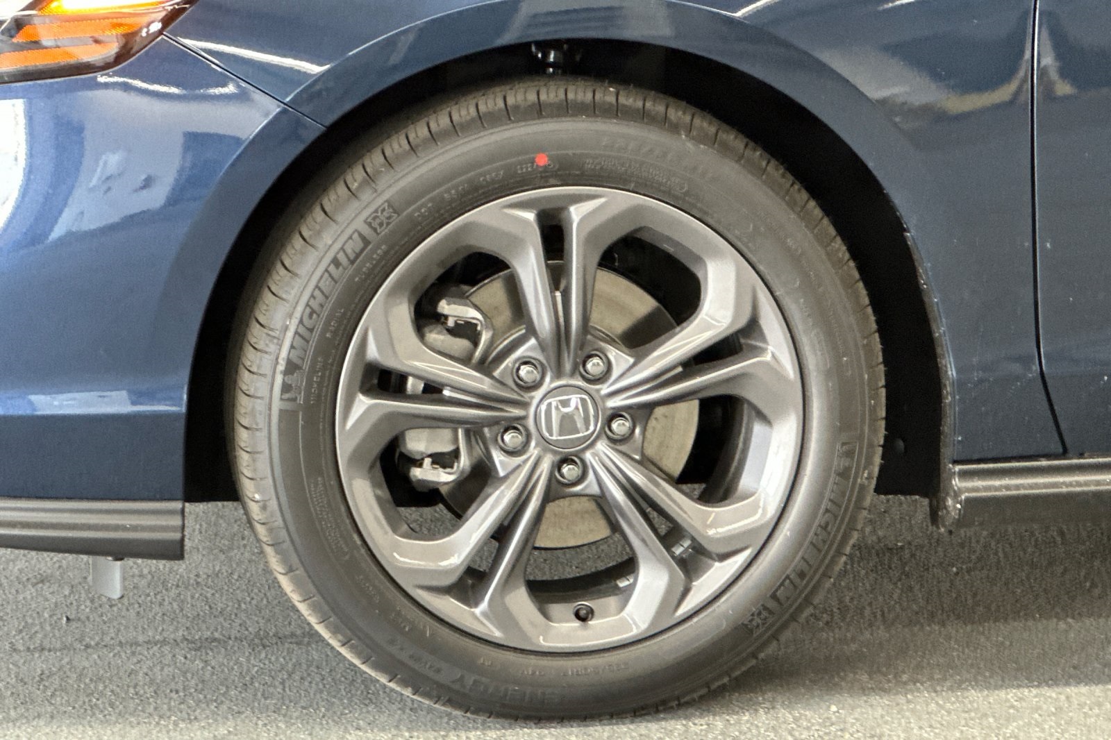 Vehicle image 21 of 23