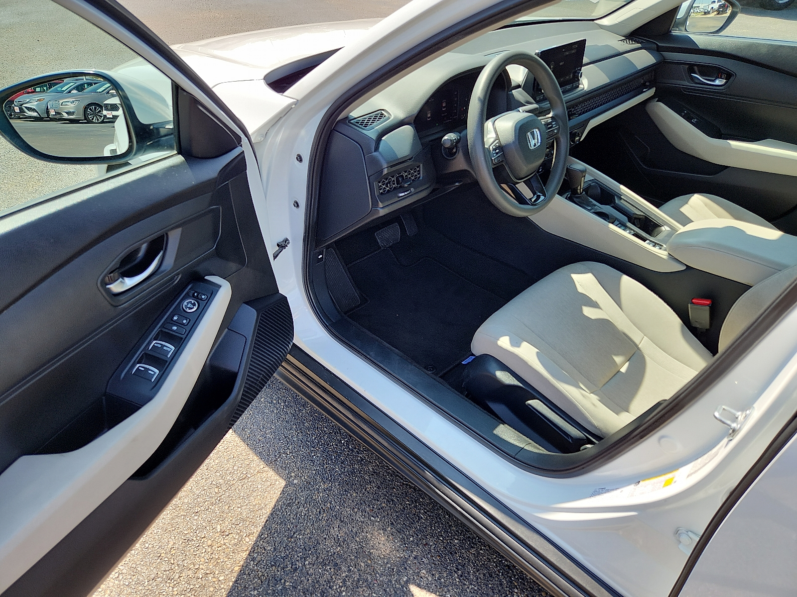 Vehicle image 11 of 16