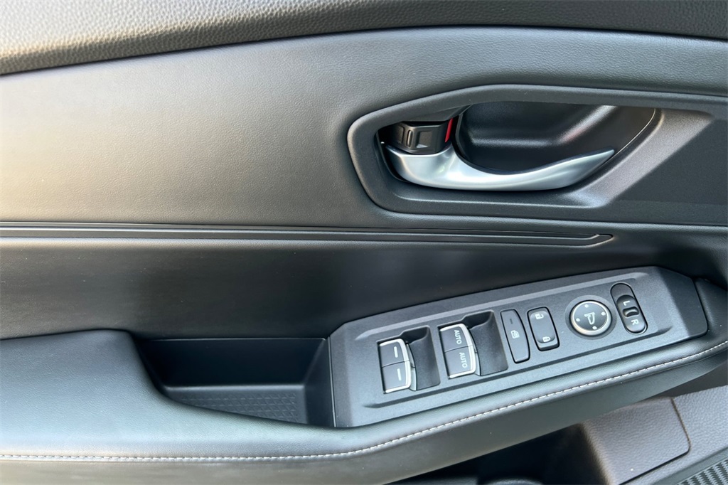 Vehicle image 23 of 34