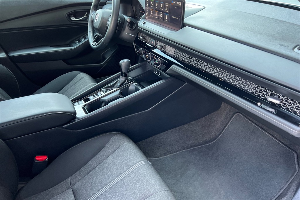 Vehicle image 14 of 34