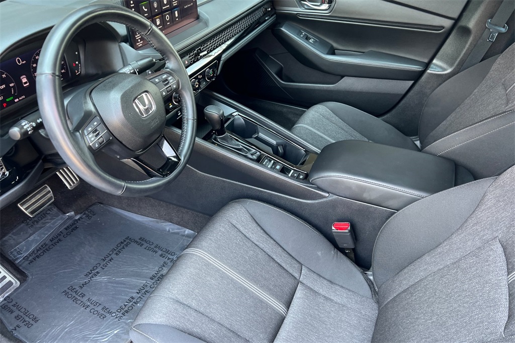 Vehicle image 28 of 34