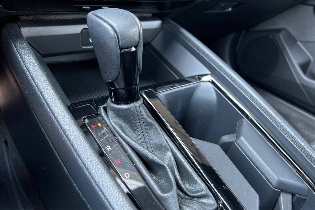 Vehicle image 25 of 34