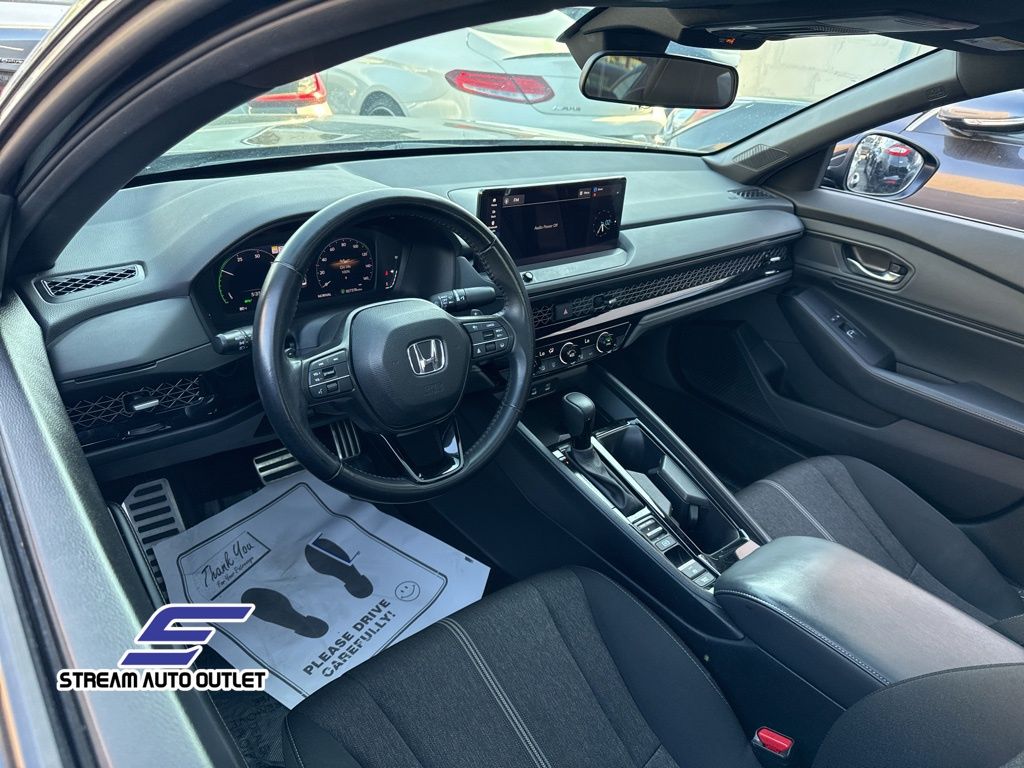 Vehicle image 24 of 37