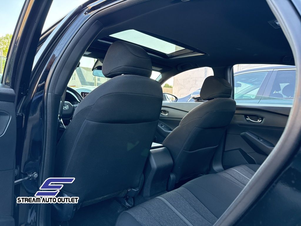 Vehicle image 21 of 37