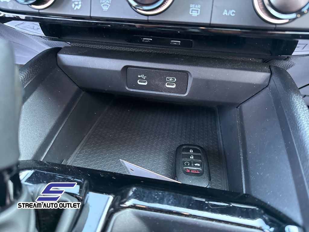 Vehicle image 33 of 37