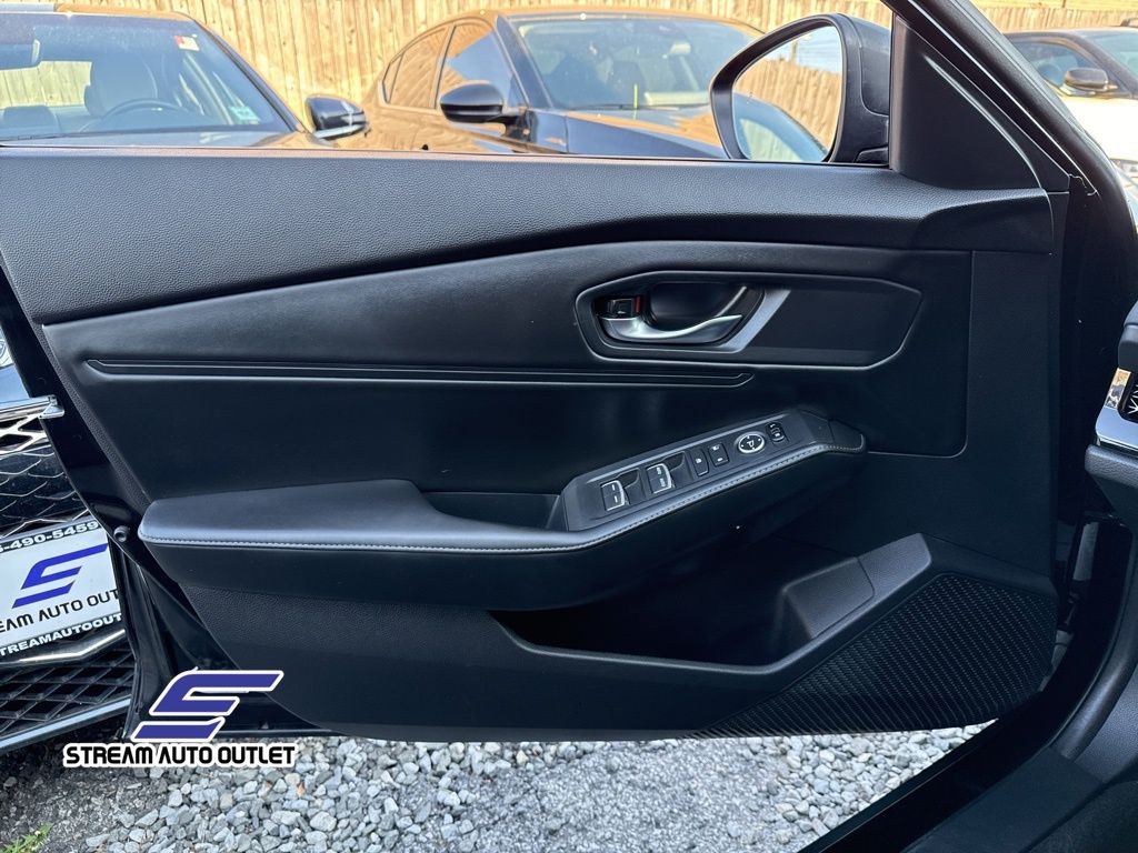Vehicle image 25 of 37