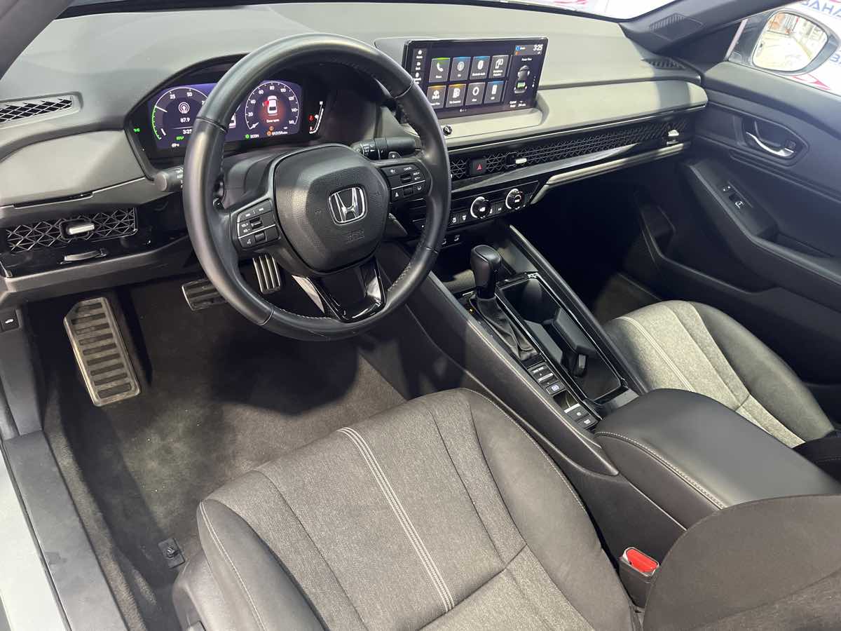 Vehicle image 27 of 34