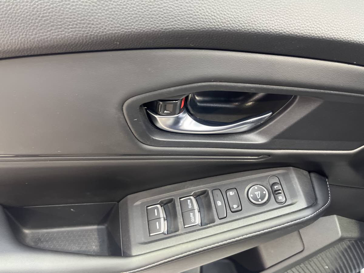 Vehicle image 28 of 34