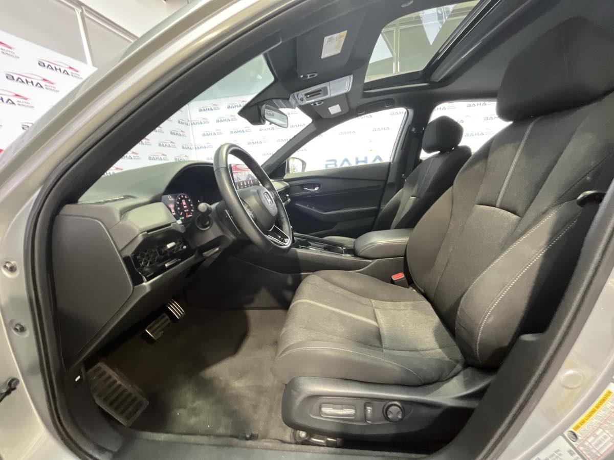 Vehicle image 25 of 34