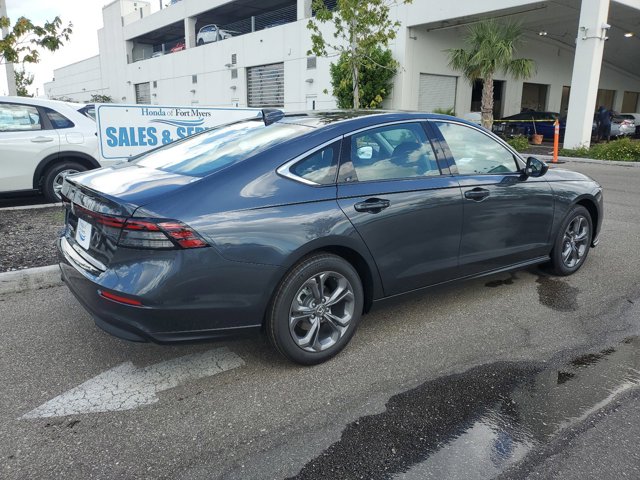 Vehicle image 4 of 25