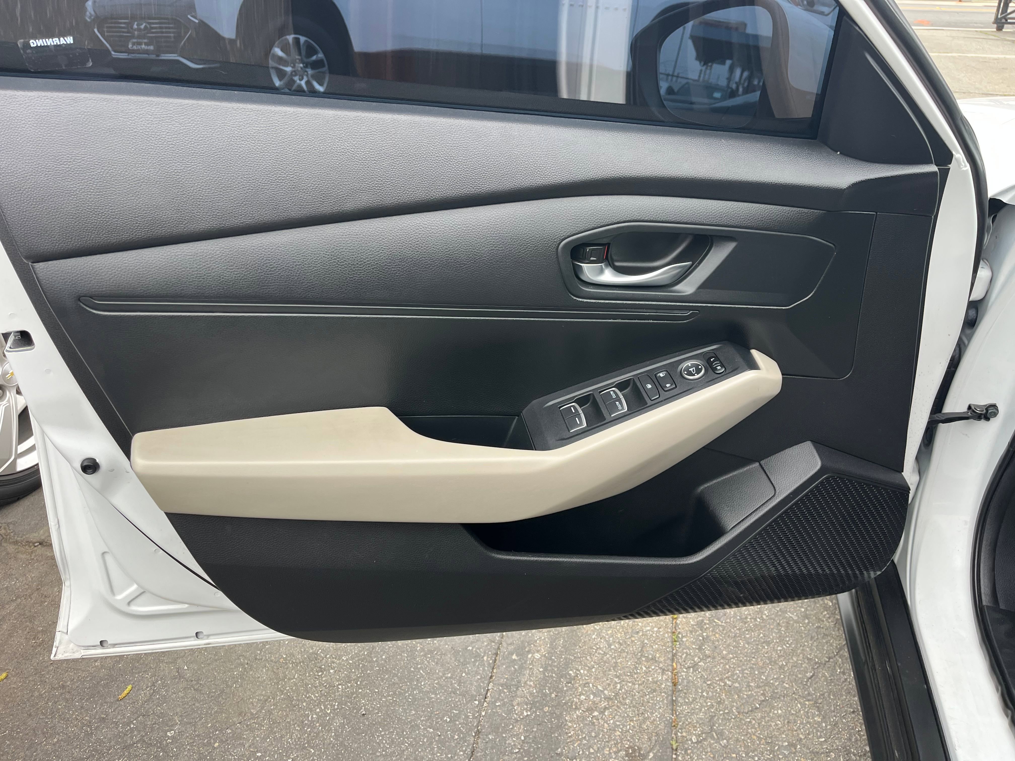 Vehicle image 27 of 63