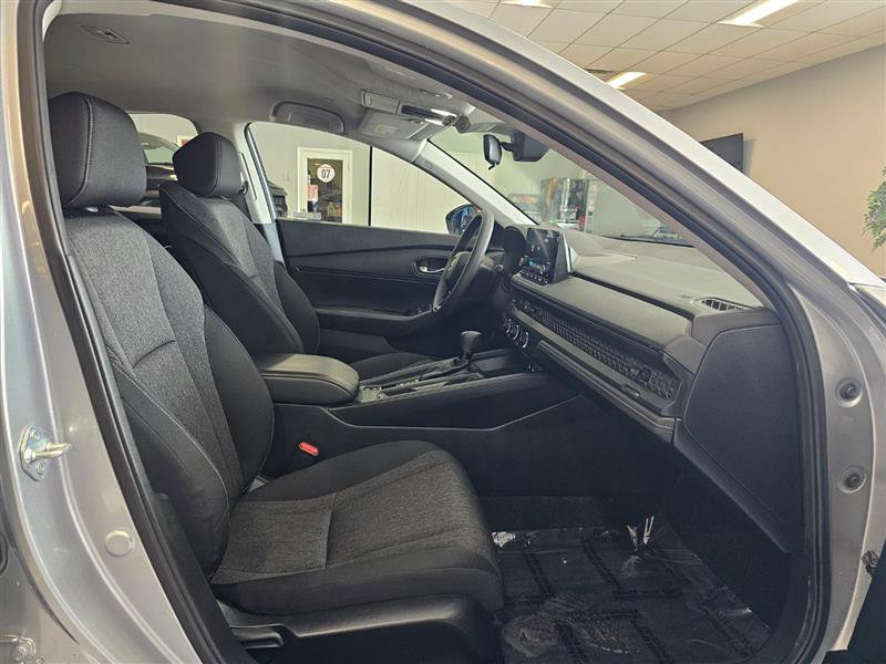 Vehicle image 15 of 23