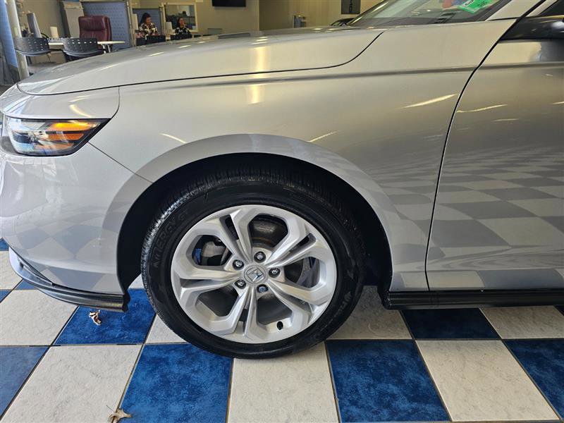 Vehicle image 21 of 23