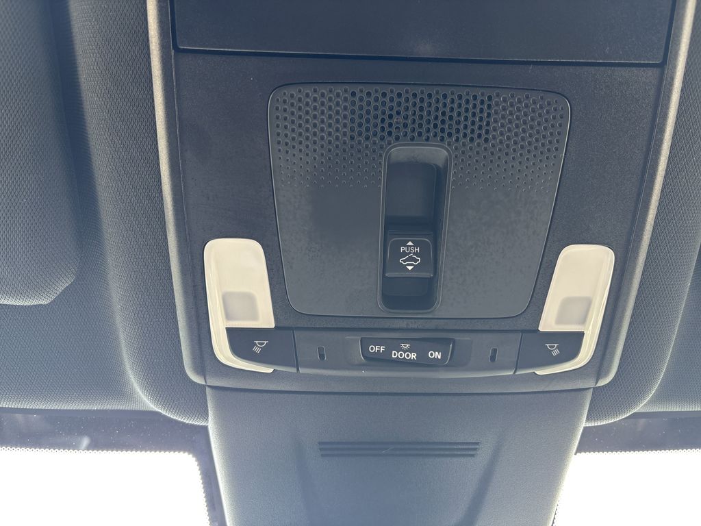 Vehicle image 25 of 39
