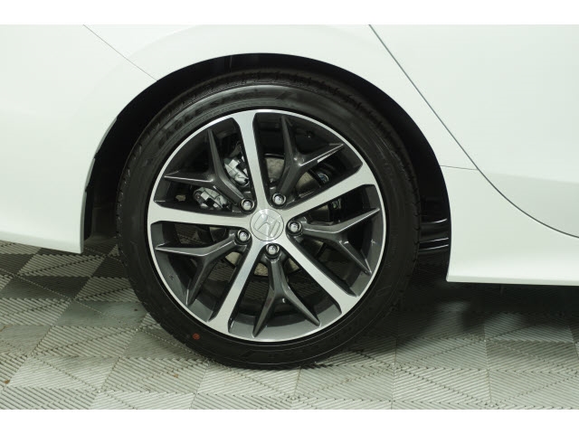 2024 Honda Civic Touring Image 7 of 15