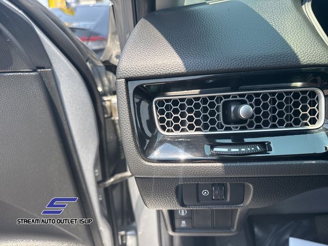 Vehicle image 33 of 34