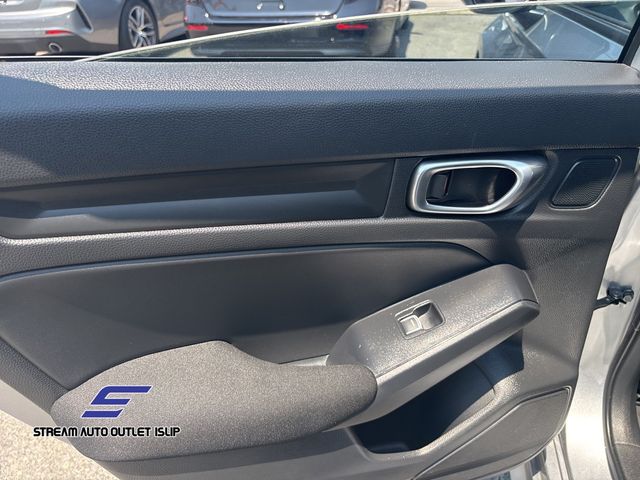 Vehicle image 24 of 34
