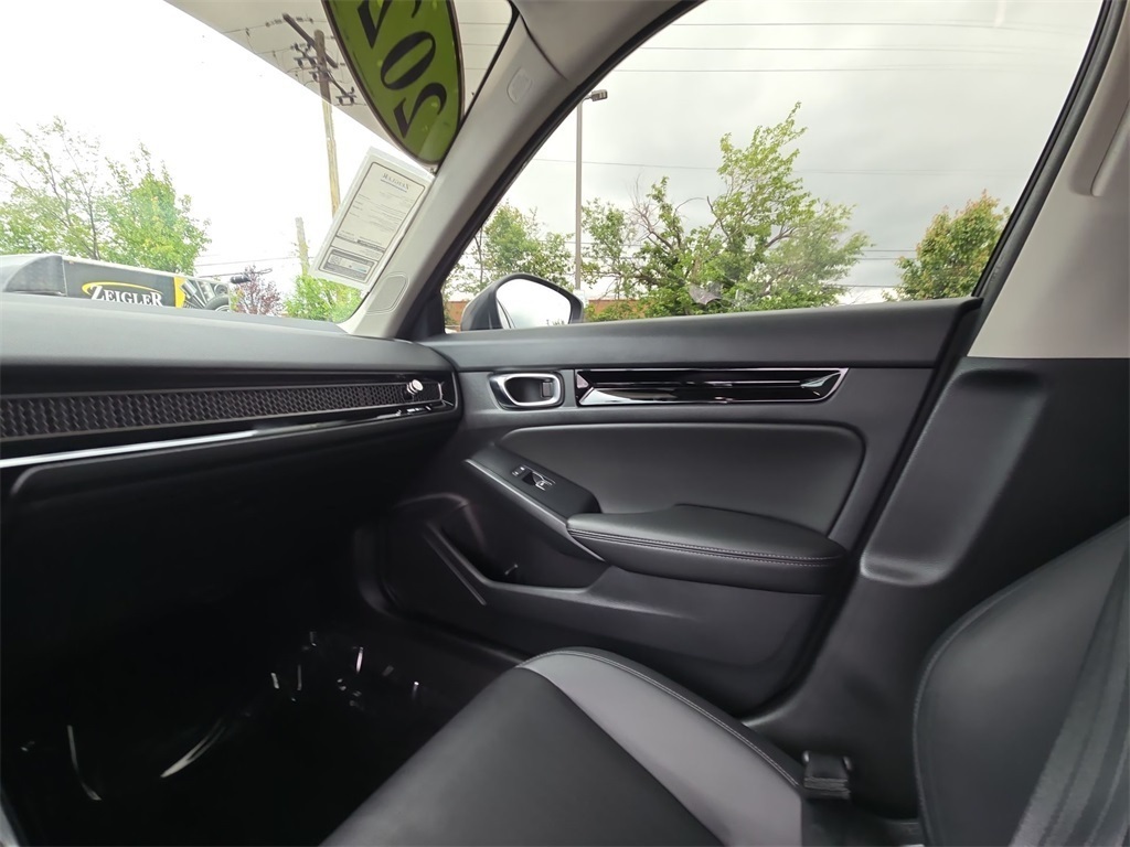Vehicle image 26 of 40