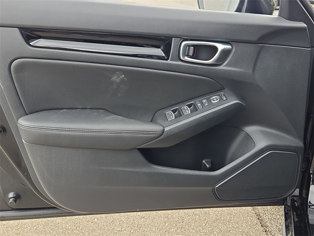 Vehicle image 34 of 40