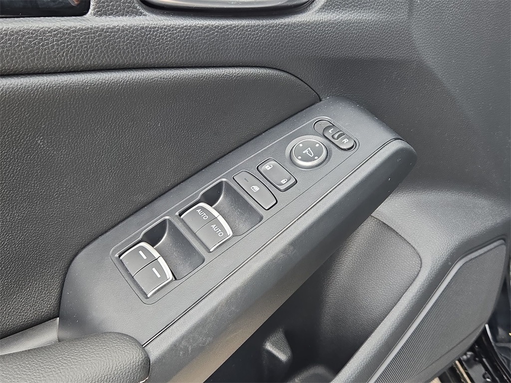 Vehicle image 35 of 40