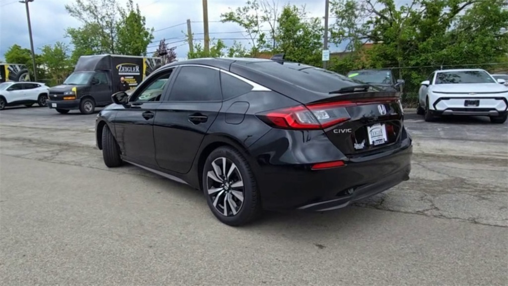 Vehicle image 8 of 40