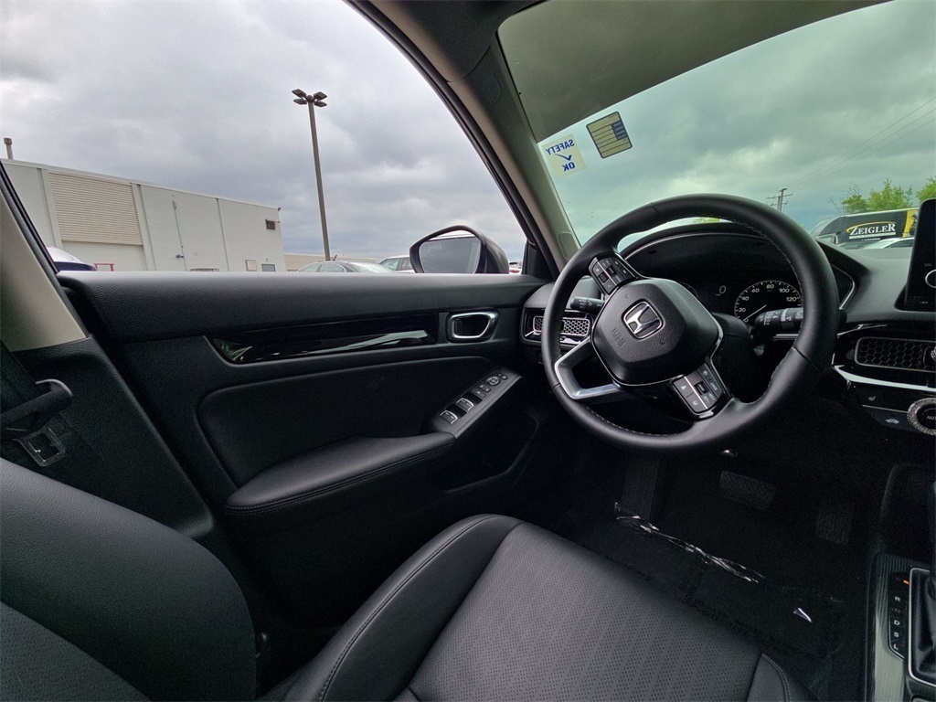 Vehicle image 22 of 40