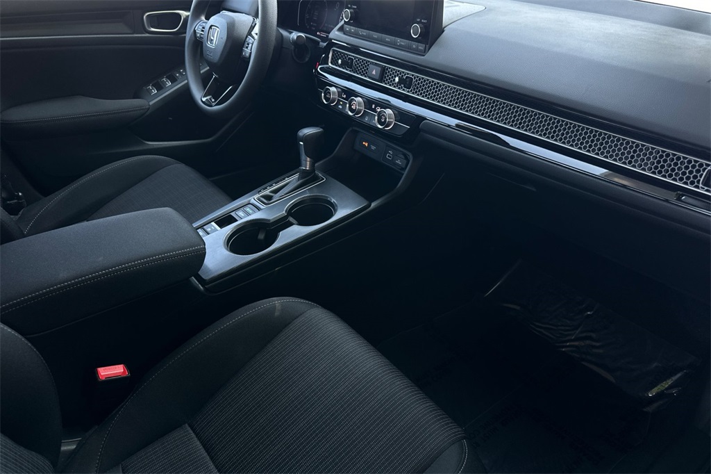 Vehicle image 23 of 26