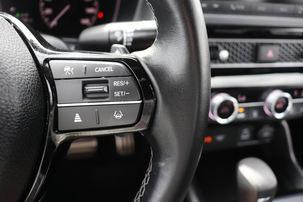 Vehicle image 18 of 25