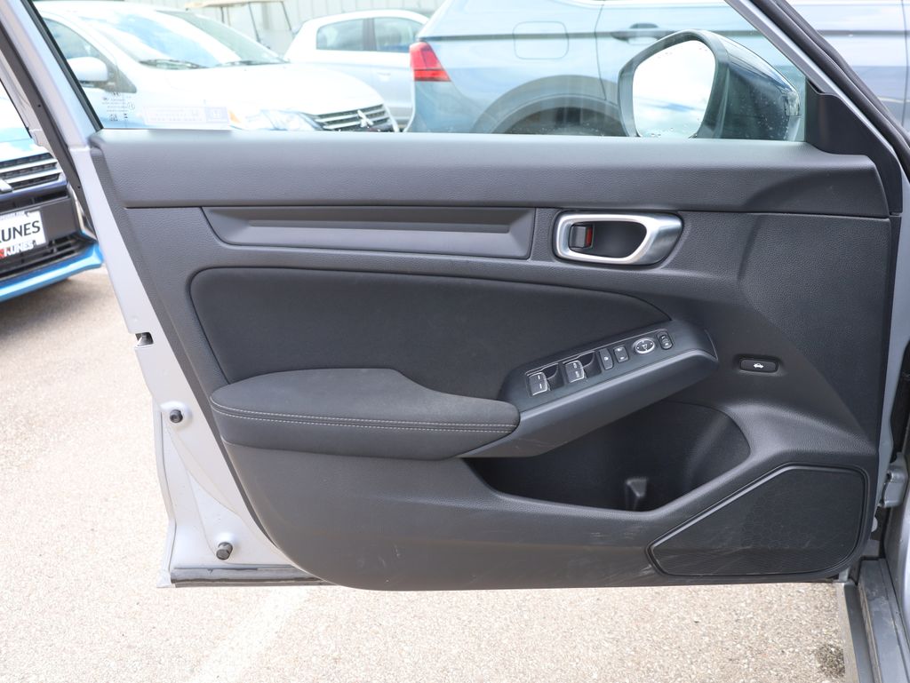 Vehicle image 27 of 43