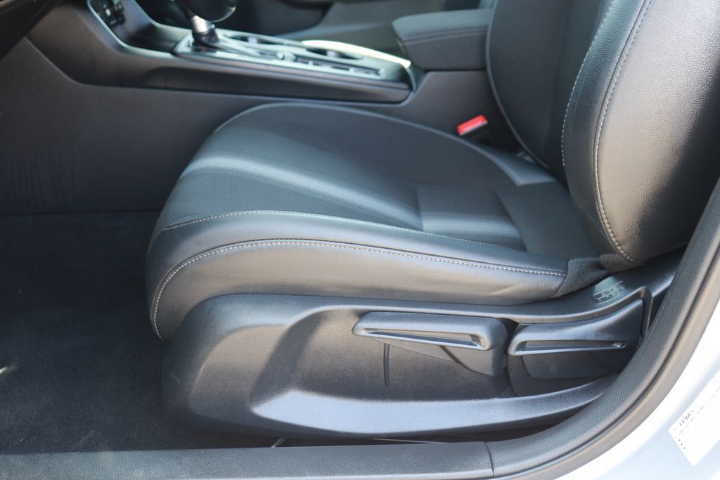 Vehicle image 9 of 25