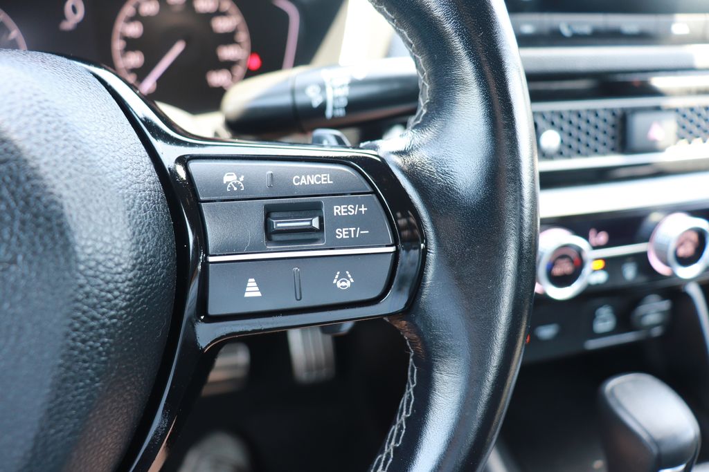 Vehicle image 18 of 25