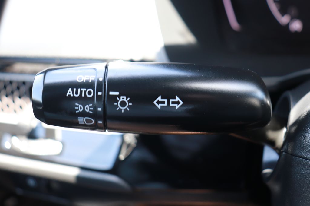 Vehicle image 21 of 25