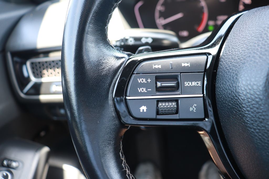 Vehicle image 17 of 25