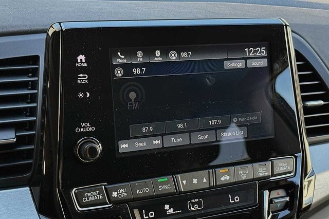 Vehicle image 21 of 27