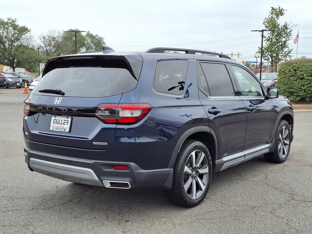 2024 Honda Pilot Touring Image 3 of 18