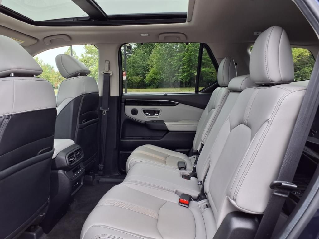 2024 Honda Pilot Touring Image 8 of 18