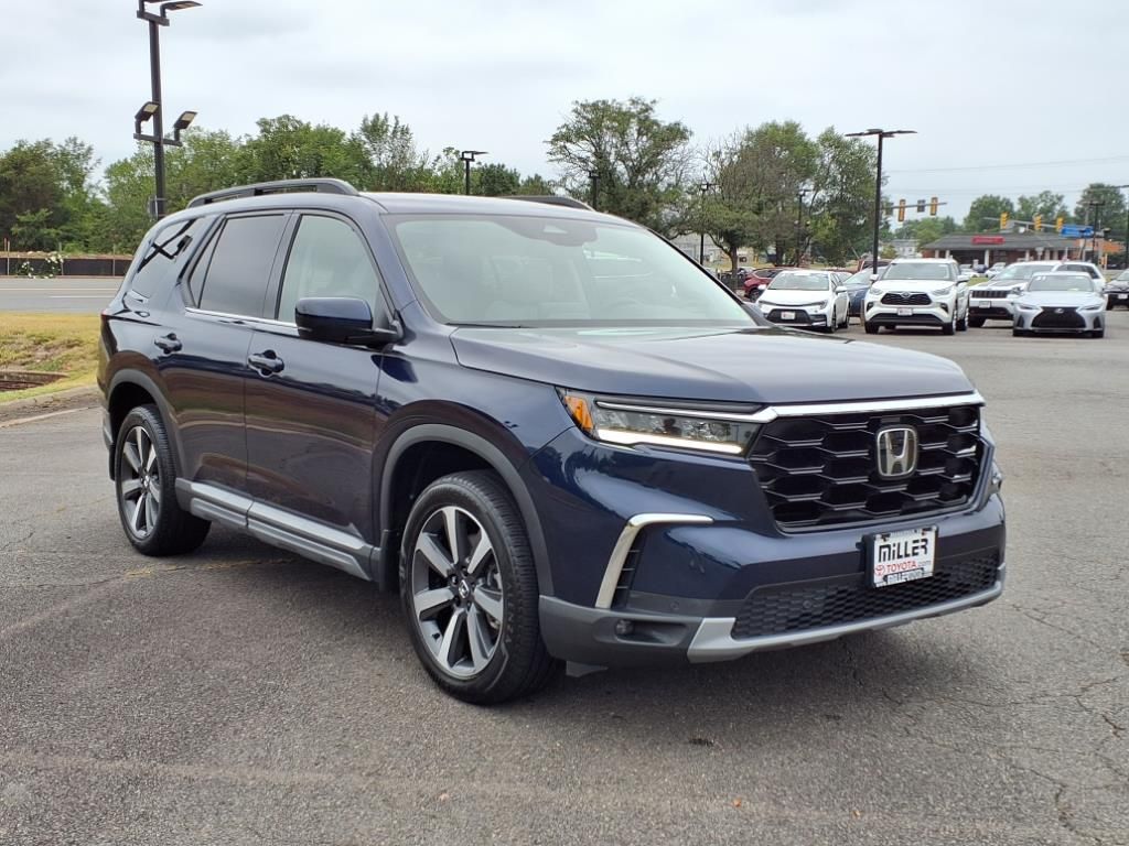 2024 Honda Pilot Touring Image 2 of 18