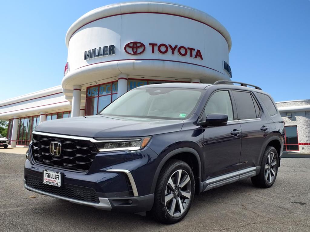 2024 Honda Pilot Touring Image 1 of 18