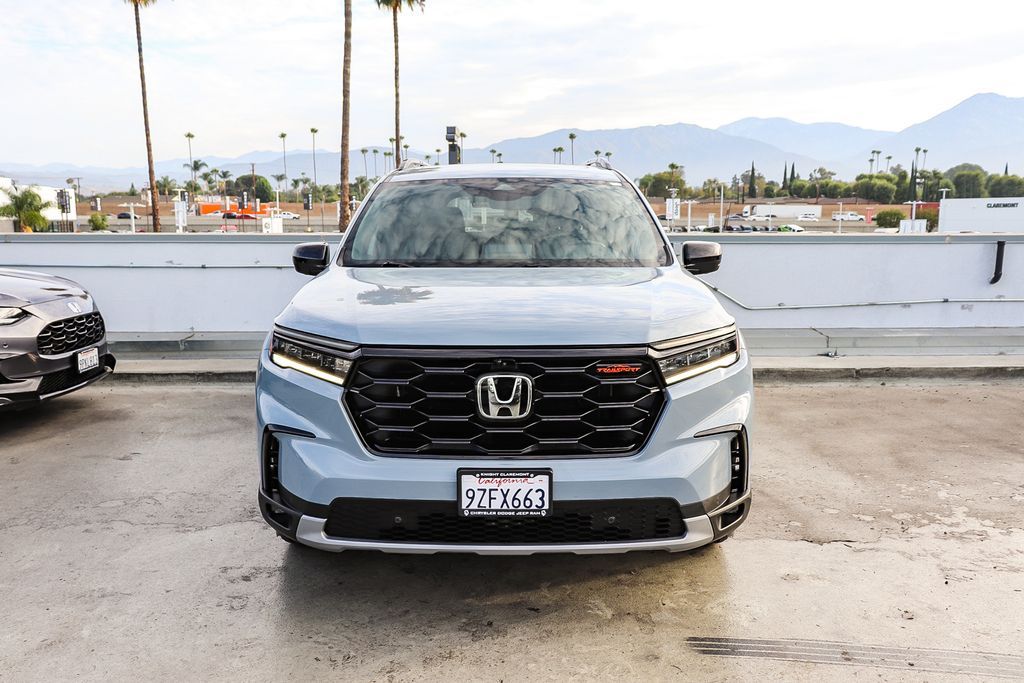 2024 Honda Pilot TrailSport Image 2 of 32
