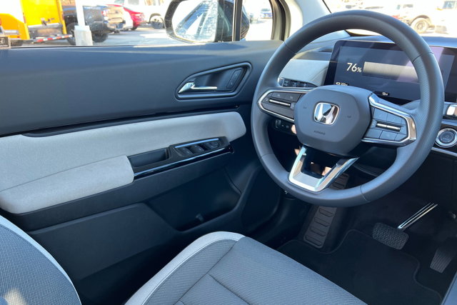 Vehicle image 18 of 25