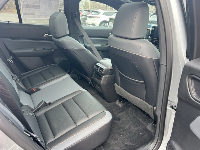 Vehicle image 17 of 27